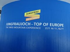 ユングフラウヨッホ駅に到着♪
さすがに寒い！　薄ダウンを着込みます。