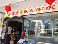 少しの早めのランチとしてチキンライスを食べに、カトン地区にある文東記に行きました。
お店の前では料理人がチキンをぶった切っているのを間近で見れます。
チキンとライス2つを注文しました。