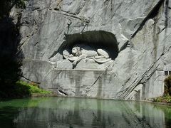 「ライオン記念碑」異国で亡くなったスイス傭兵の慰霊碑。
公園の池の上にあります。