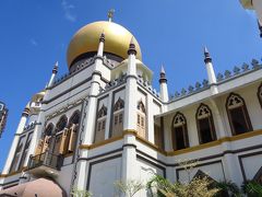 バスを降りて、サルタン・モスクへ。
礼拝時間と重なっていたので、残念ながらモスク内の見学は出来ませんでした。