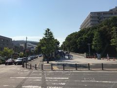 新横浜駅から日産スタジアムを目指す。
暑い。