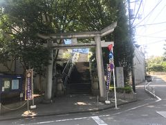 こんな都会に立派な鳥居。