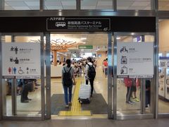 エスカレータで4階のバスタ新宿　新宿高速バスターミナルへ行きます。