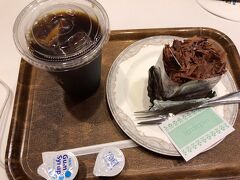 とにかく携帯の充電をしたかったので、カフェに入ります。