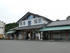 まずは、真岡鐵道・茂木駅。

結構立派な建物ですね。
土地勘のない私のような者にはなかなかピンとくるような名所を挙げられないのですが、ツインリンクもてぎ、なんてありますね。
ただの（？）サーキットだと思っていたら、今はテーマパークの要素が結構大きくなっているようです。
ちなみに、この駅からバスで２０分程度らしいです。決して本数が多くないようですが。