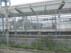 武蔵小杉駅横を通過。

横須賀線の武蔵小杉駅付近では、東海道新幹線と並走します。

運が良ければ、新幹線と在来線の並走が見れるかも・・・?