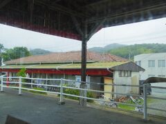 気賀駅です。気賀町高架橋、気賀駅本屋、気賀駅上屋およびプラットホームの3施設が、国の登録有形文化財です。