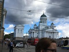 ヘルシンキ大聖堂
大きくのしかかるような雲が絵になんりますが、
電線が無ければ良いのに・・あれ日本と同じだわ。