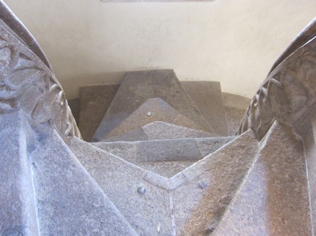 無料です。2重らせん階段は2人で上がるものだそうです。