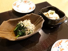 翌日に備えて、軽めの夕食に。

京都駅にある、和久傳の出店、はしたてです。
小松菜と湯葉。