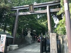 高田馬場駅から徒歩約10分。
新宿諏訪神社へ。

鉄？の鳥居です。