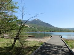 　女神湖の奥に見える山は蓼科山（標高2,531ｍ）。円錐形の美しい山容から諏訪富士とも呼ばれ、この光景は非常に絵になる構図です。