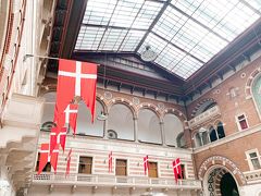 わぁ～広い！と思った市庁舎の内部。
デンマーク国旗がたくさんです。