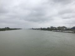 ドナウインゼル駅から外へ出ると、目の前にはいきなりドナウ川が広がっています。
昔、ウィーンでドナウ川の遊覧船に乗ったことはあるけれど、こんなに大きかったかという印象。