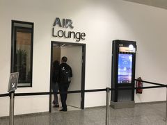 空港内でお土産などを見た後はラウンジへ。エミレーツ航空の指定ラウンジは、エアーラウンジ。なんだか仮設みたいな入口でした。
