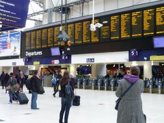 ホテル最寄りのラッセルスクエア駅から地下鉄でウォータールー駅へ向かいました。
駅で郊外行きの電車チケットを購入し、出発しました。