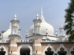 ４日目
今日は、まずホテルからDangWangi駅まで歩き
LRTでMasjidJamek駅まで移動、駅隣接のマスジッドジャメ(MASJID JAME)に立ち寄ってみます。
しばらく改修中でしたので中に入れなかったのですが改修も終わり見学できるようになってました。クアラルンプールにある最古のモスクです。