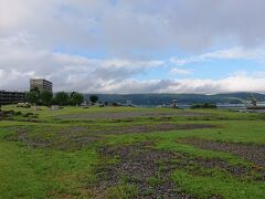 諏訪湖畔の「諏訪市湖畔公園」です。