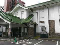 向かいには《諏訪市美術館》がありました。