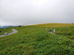 霧ヶ峰高原を走る《ビーナスライン》。

晴れていたら、もっと景色が楽しめたんだろうな。