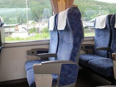 乗車時から空いていたが、福知山到着時にはさらに寂しくなっていて・・・
287系車両のシート。