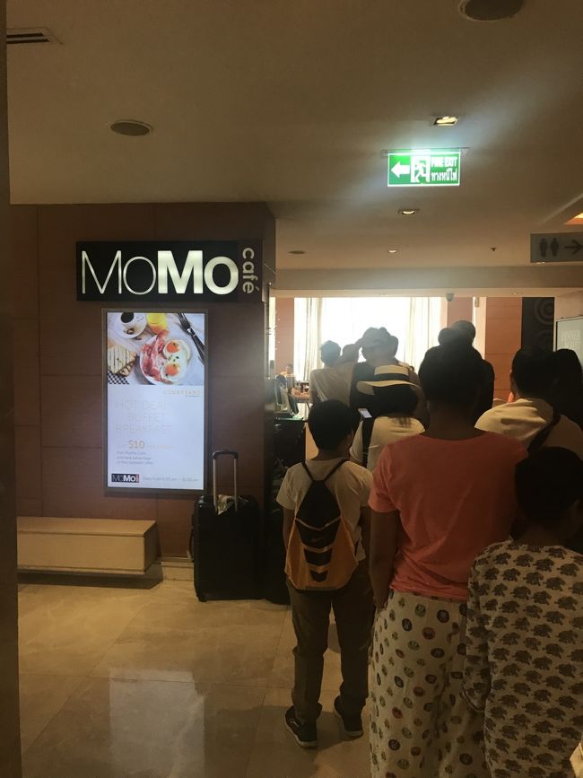 遅めの朝食だから？<br />結構並んでいらっしゃる。。。<br />9時くらいに行きました！<br /><br />口コミでも人気のようなので<br />楽しみだなぁ！