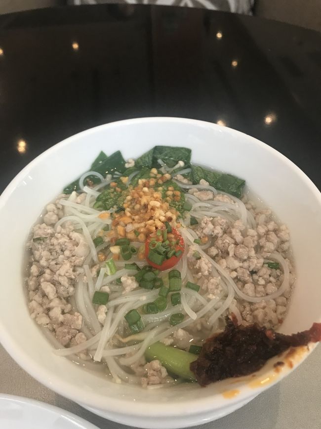 上のトッピングも選んで入れてもらいます。<br /><br />チキンとポークのそぼろ！<br />フィッシュボールは無し！<br />薬味コーナーで辛味噌とわけぎやら適当に入れました！<br /><br />うまうまー！<br />この他にアジアンなお粥とデザートにキャラメルバナナのワッフルをペロリ(^^)<br />フルーツコーナーにマンゴーがなかったのが少々ざんねん！<br /><br />お値段以上の朝ごはんでした！！<br />満足！