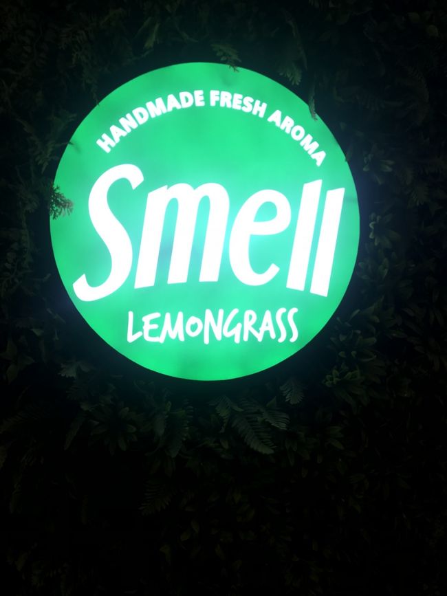 一旦部屋に戻ってからシャワーを浴びて<br />アロマスプレーを買いに出かけます！<br /><br />smell lemon grassです。