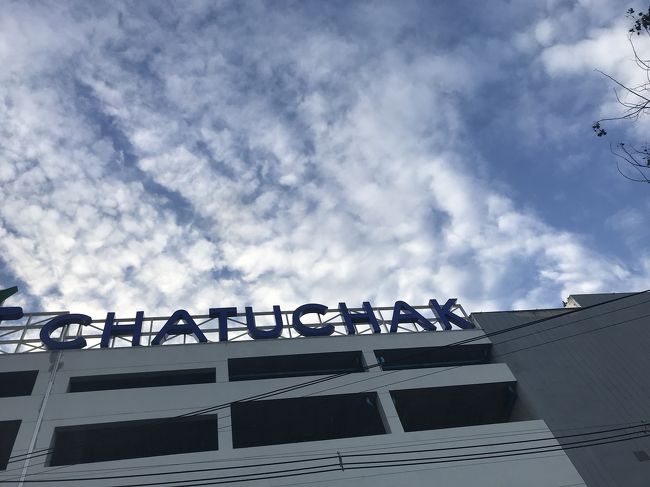 トコトコ歩きながら見上げた空<br /><br />雨季のバンコクだけど1度も雨に降られなくて<br />青空でした！(^^)