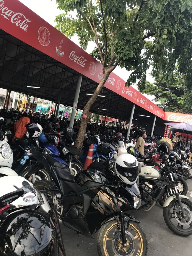 さすが！<br /><br />ローカルの皆さんはバイクでチャトチャックに。<br /><br />これぜーんぶ奥までバイク、バイク…