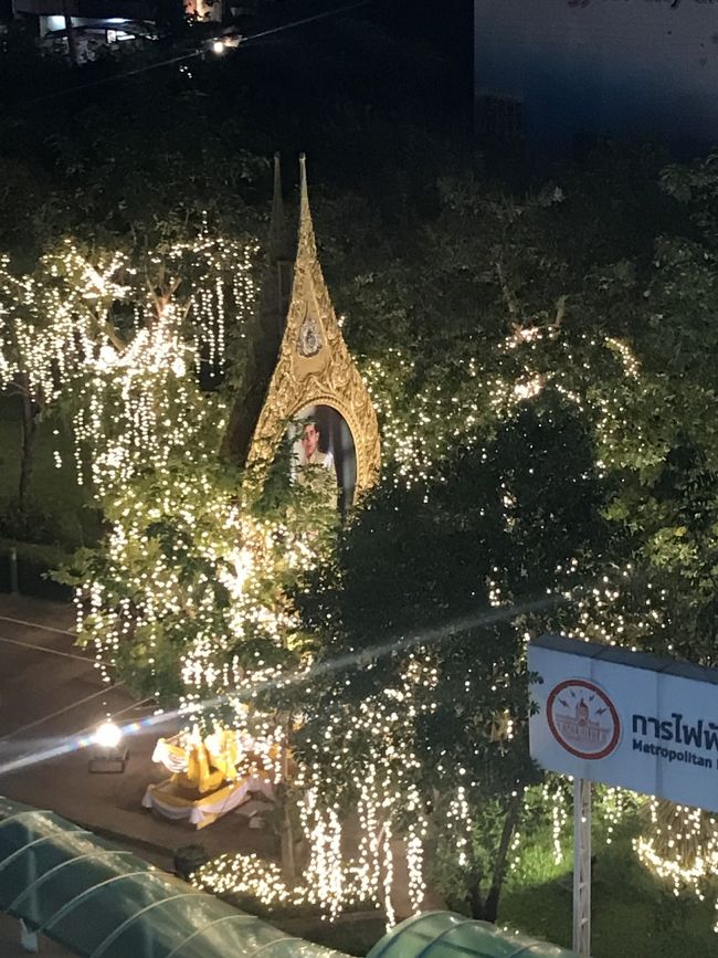 駅についたら<br />またまた王様の飾り～<br />明日が王様のお誕生日です！