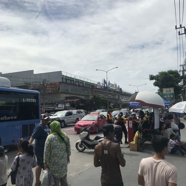 この日はひたすら歩いて、<br />店がありすぎて小さなポーチを何個か買っただけ。<br /><br />しかもそのうちのいくつかを途中で寄ったトイレ？どこかで、置いて来ちゃったみたい。（アホ）<br />あとでホテルに着いてから気付きました。<br /><br />お買い物したら大きめのバッグやリュックに戦利品をしまいましょう！