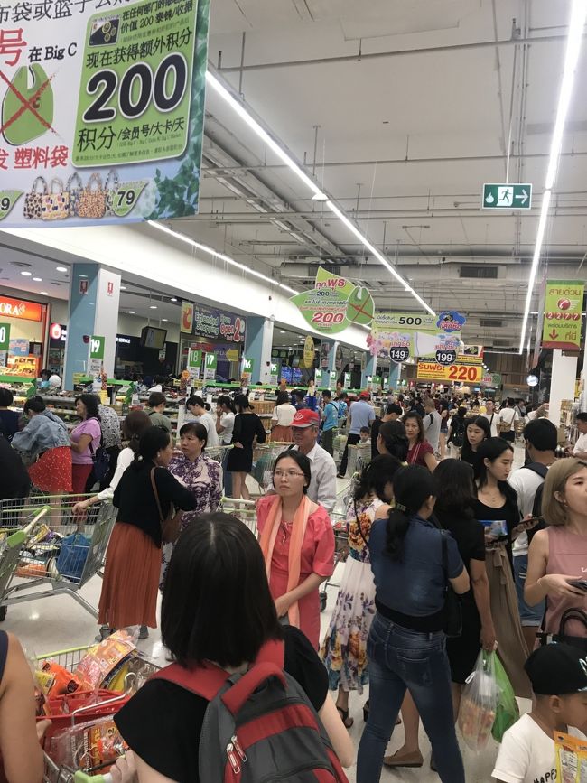 ヘトヘトになりつつ、BIG Cでお買い物。<br /><br />とりあえず、直ぐに食べるものだけ買います。<br />相変わらず激混み(>_<)<br /><br />カットマンゴーとチャーンビールとタイのヤクルト（ビタゲン）と4Fでテイクアウトのサテをおつまみに買って部屋に戻ります！