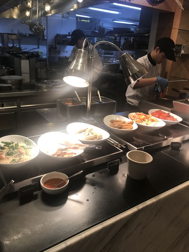 意外と待たずにご案内していただきました！<br /><br />510bahtとの情報でしたが、<br />実際のお会計は370bahtくらいでした！！<br />なんでだろ？安い♡<br />嬉しい！たくさん食べちゃう！<br /><br />ちょっと人手不足かな？<br />ブッフェ台の料理の補充やお皿が間に合っていない感じでした。<br />しかも乱れてるー<br />お皿は洗いたての熱々～(^^;<br />