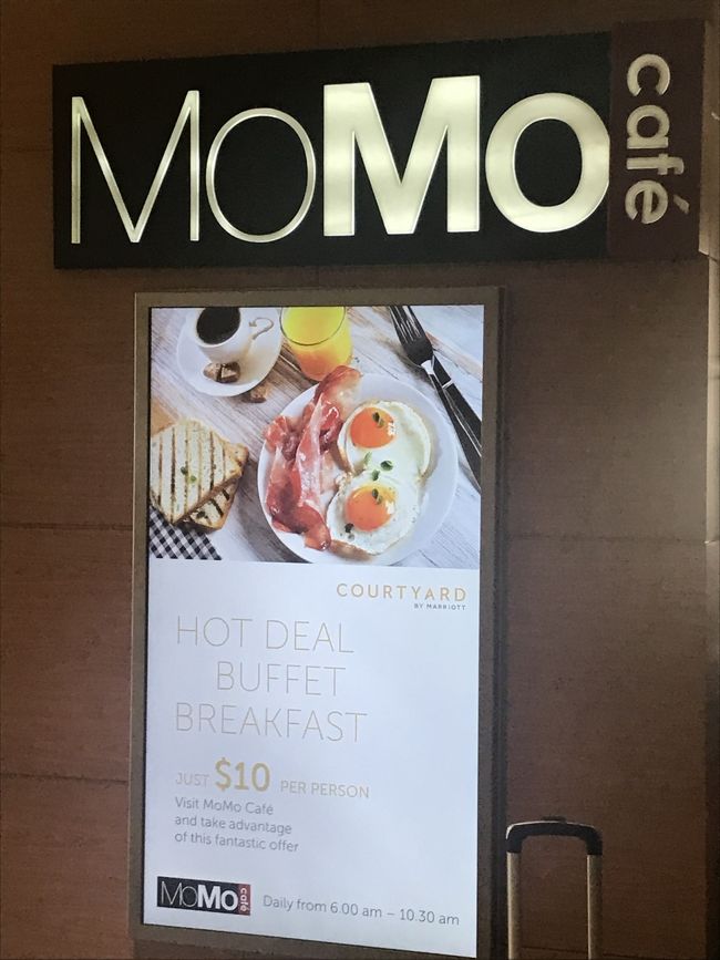 サワディ カー！<br />おはようございます。<br /><br />ぐっすり眠って目覚めもばっちり！<br /><br />今回はホテルの朝ごはんは付けていません。<br />アナンタラの朝ごはんが好きなので迷ったけど<br />同じ通りで近くにあるコートヤードバイマリオットに食べに行ってみることにしました！