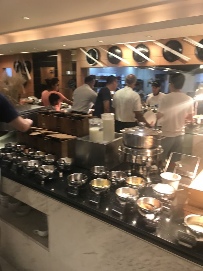 手前がスープコーナー、奥側はエッグステーション。<br /><br />はい、いつものふわふわオムレツを頼みます(^^)<br />トマトとベーコンとチーズ入りね！