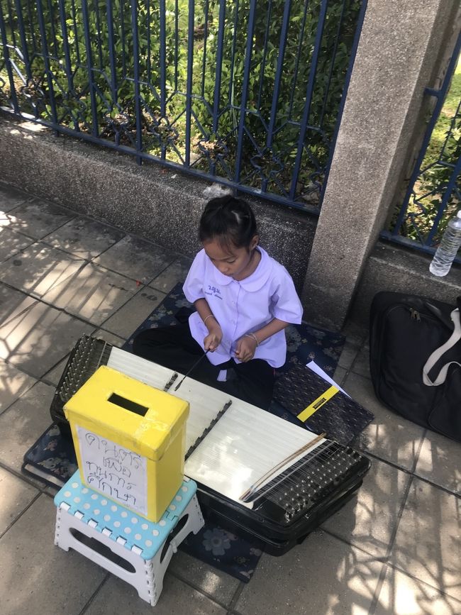 こんな中学生？？<br />女の子が演奏していたり。<br /><br />こうやって稼いでいる少年少女が至るところにいました。