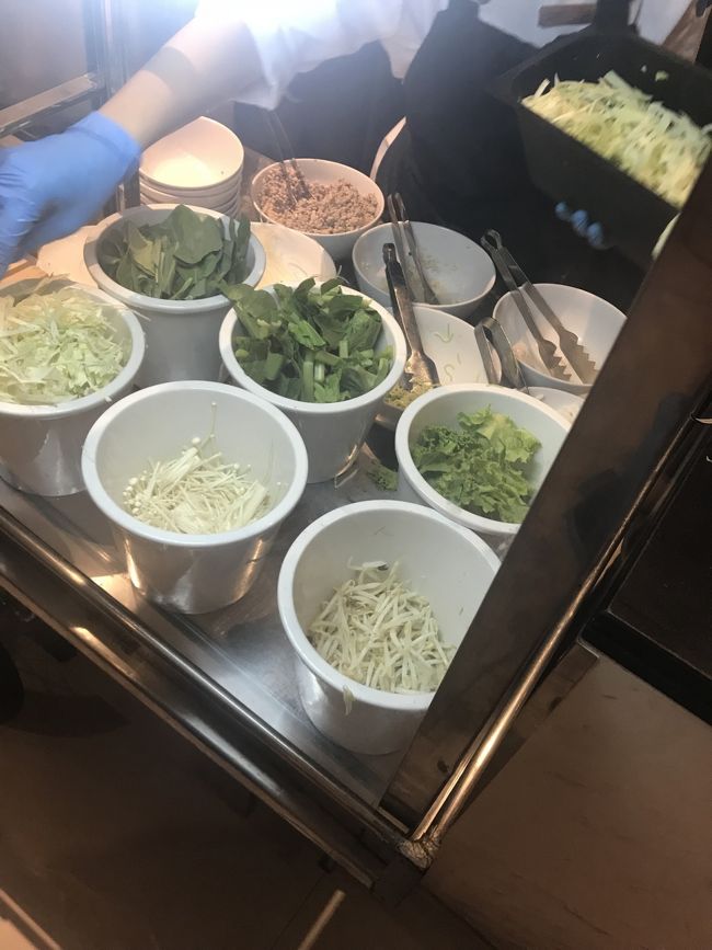 ヌードルコーナーです。<br />結構並んでました。<br /><br />好みの麺を選んで、好きなお野菜を入れてくれます！<br />私はライスヌードルともやしとえのき茸と青菜を多めに入れてもらいました！