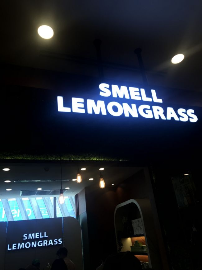 昨日も何回か通ったゲイソンの2Fにあります。<br /><br />レモングラスの虫除けアロマスプレーを3本お買い上げ！！<br />1本95baht（330円くらい）<br /><br />自分にスプレーしてるのに、ルームフレグランス並みにお部屋がいい香りになるので好きなんです！<br />（一石二鳥？）