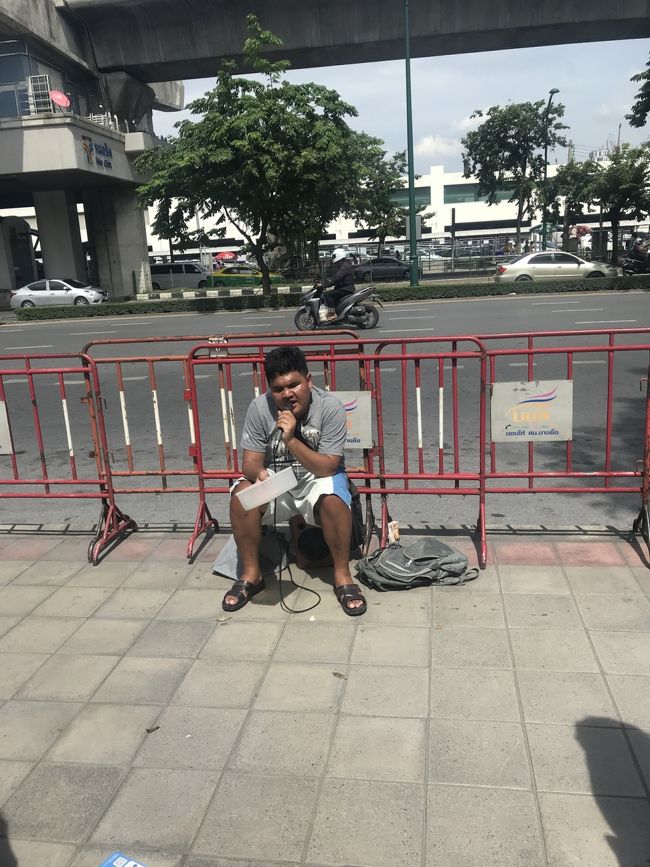 歌を歌っている少年や…<br />（このコは目が見えないみたい）