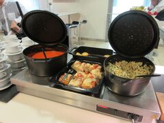 ポルトガル航空はスターアライアンスメンバーなので、ルフトハンザラウンジを利用できました。

ドイツだけあってビールの品揃えはさすが。
食事も充実しており、この日はパエリアっぽいものも用意されていました。
ソーセージがなかったのは残念。