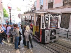 すぐ側には有名なケーブルカーがあるのだが、落書きがひどい。