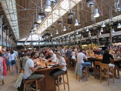 リベイラ市場のフードコート。
大混雑で、空いている席を探すだけでも一苦労です。