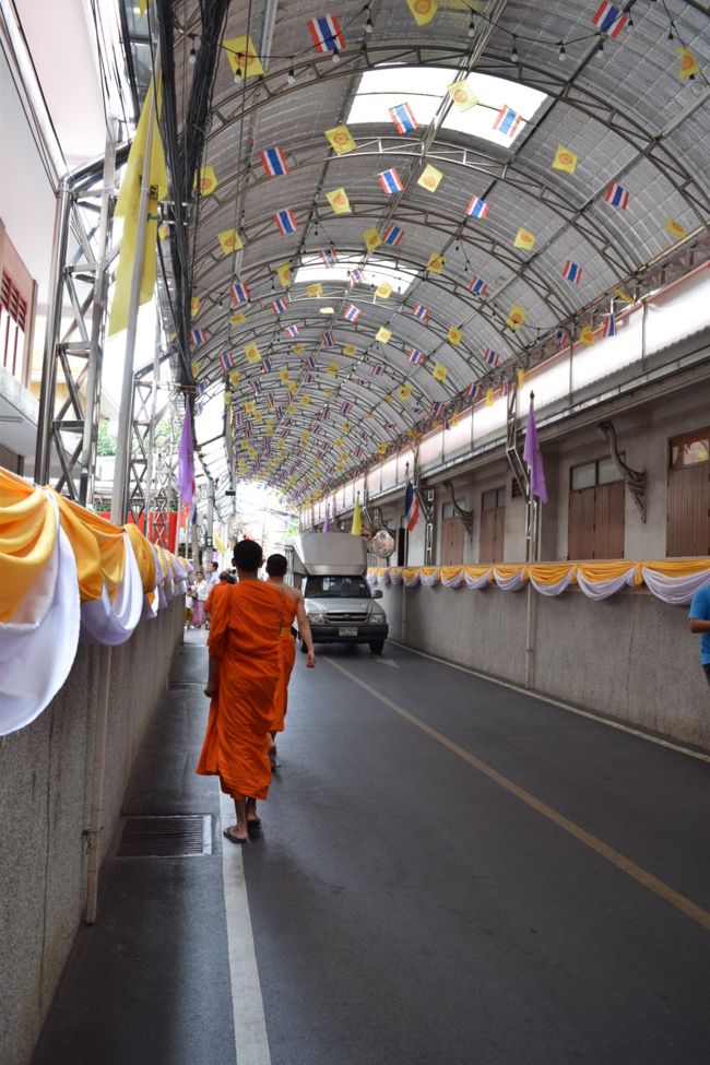ワットパクナムまでの道に、お坊さん。
