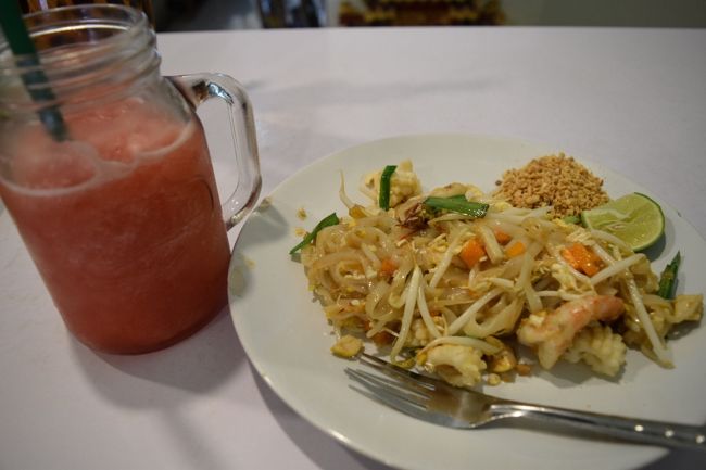 お昼も食べずに見ていたのでヘトヘトで<br />ワットポーの前にご飯。<br />パッタイとスイカジュース 130B。 <br />美味しすぎました、、<br /><br />ワットアルン、ワットプラケオはバテてしまい、飛ばしてしまいました。(なにしてるんだか)<br /><br />