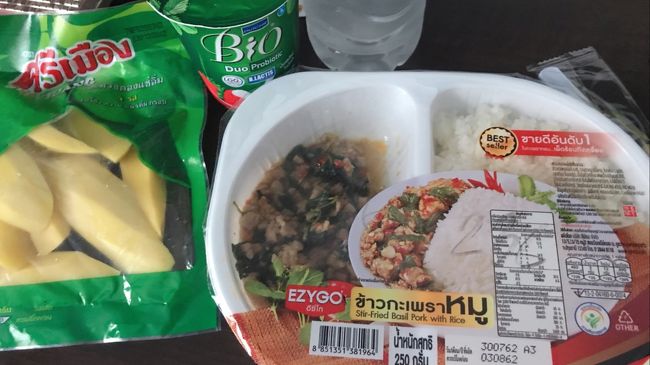 <br />朝は普段から早起きですが、旅行で高まっているのか5時に起床。<br />寝れなくなったので、そのまま準備。<br /><br />昨日空港で5000円を両替しましたが、なんだかんだで残りが少なくなってしまったので、今日は両替してから出発です。<br /><br />空港以外は、9:00以降に開店なのでそれまで時間を潰すことに。<br /><br />仕方がないので朝はセブンイレブンです。<br /><br />信号がないので、道路を渡るのもドキドキ。<br />車もバイクもめちゃくちゃ早くて、容赦ないのです。笑<br /><br />今日は朝からガパオライス。<br />プラスもろもろ合わせて200Bくらい。<br /><br />これが、めちゃくちゃ美味しい。<br />タイ料理恐るべし。ハズレがありません。<br /><br /><br />ただ、マンゴーはなぜかカリカリ梅の<br />味がしました。ので、口に合わず捨ててしまいました涙<br />