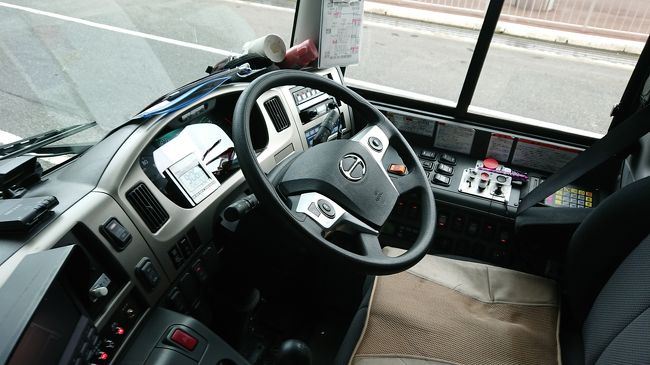 この日、リムジンバスに非輪行タイプの自転車を<br />預け入れようとしているお客さんがありました。<br />車体に搭載したバッグやボトルウォーターも<br />そのままで、前輪を外すツールもありません。<br />勿論、車両を収納するバッグも無い状態で、です。<br />このような荷姿で荷室に入れようっていうのは･･･。<br /><br />そのため受付係の方々に加え、ドライバーさんの<br />手まで煩わせる事となり、挙げ句、何と！<br />定刻の出発が出来ませんでした。<br />ものには限度と程度というものがあるので<br />運行会社も乗車を断るべきだと思います。