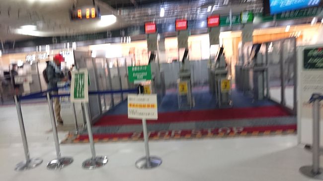 ガラガラの自動化ゲート(指紋認証)で出国。