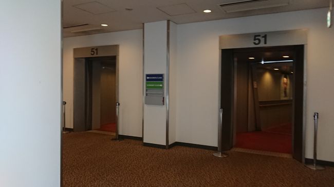 ボーディングブリッジを渡ります。