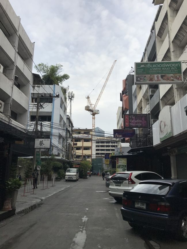 <br />両替は、バンコクで1番レートがいいとされている<タニヤスピリット  でしました。<br /><br />ドラッグストアは7:30から。暇つぶし<br />お金がないから何も買えない。<br /><br />タニヤスピリットで両替<br />開店するなり日本人が殺到。<br /><br />10000円両替して再出発です。<br />(写真分かりづらいですね、笑)